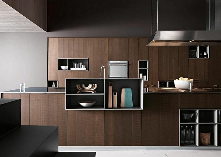 juodos virtuvės ir medinių tamsių baldų dizainas