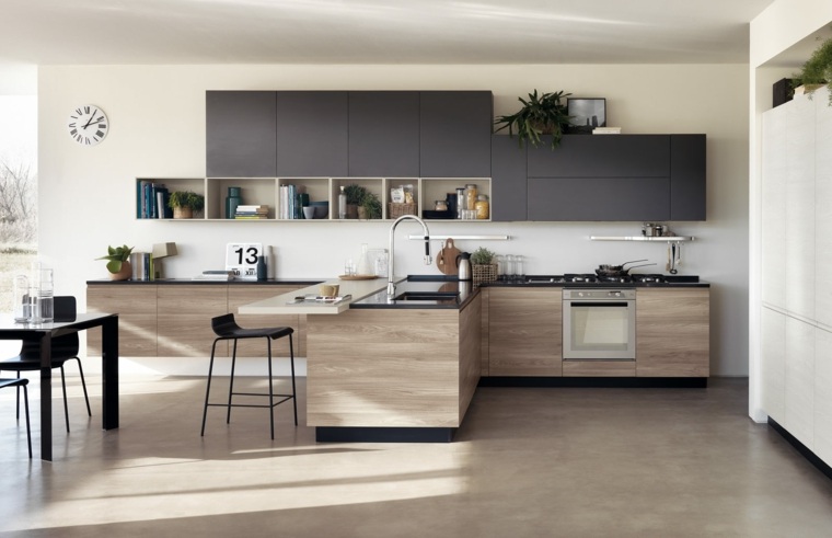 juoda virtuvė ir medinis interjeras italų dizainas