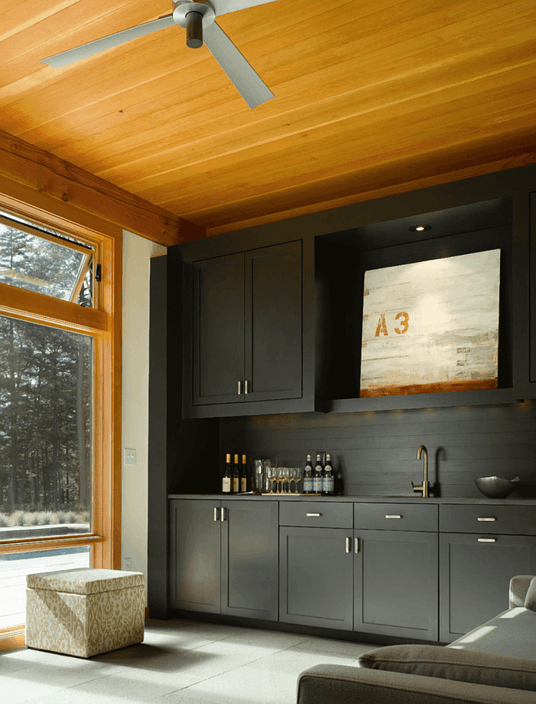 moderni virtuvė su medinėmis lubomis