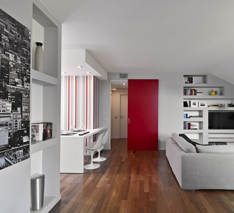 cucina mansardata aperta alla decorazione del soggiorno