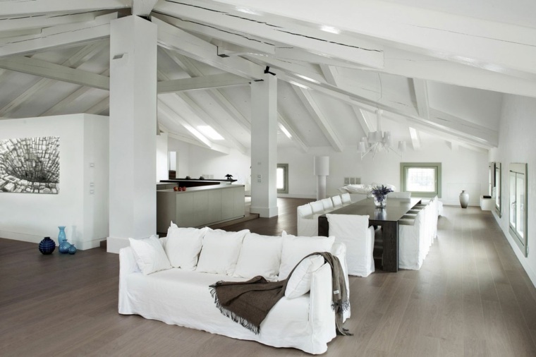 nyitott konyha tetőtéri dekorációval rendelkező nappalik