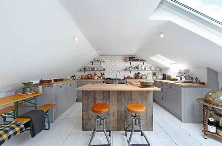 interni bianchi cucina isola centrale sedia in legno idea moderna pavimento in parquet in legno bianco