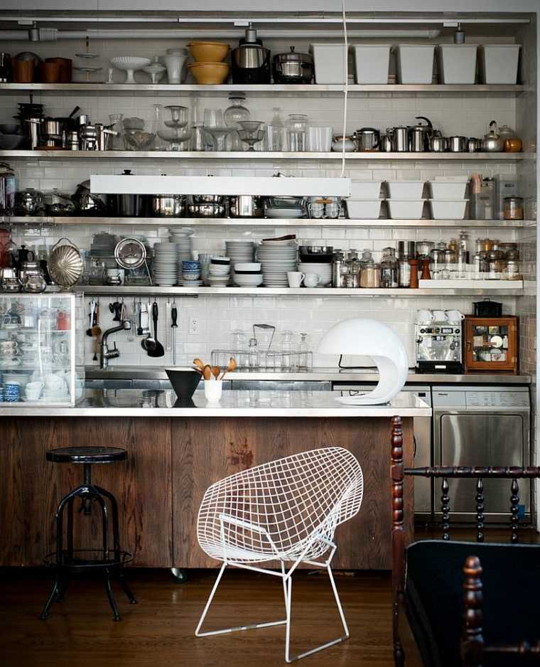 interni moderni cucina design isola centrale in legno bianco sedia mensole