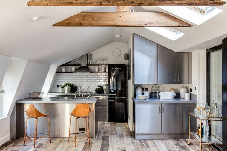 cucina moderna stile industriale sgabello in parquet di legno isola centrale soffitta