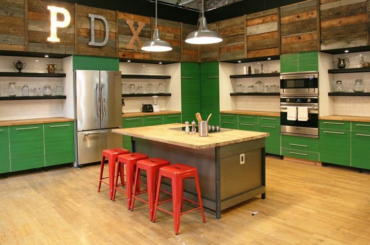 cucina industriale design isola centrale legno ciondolo luce rossa sedia frigo in legno