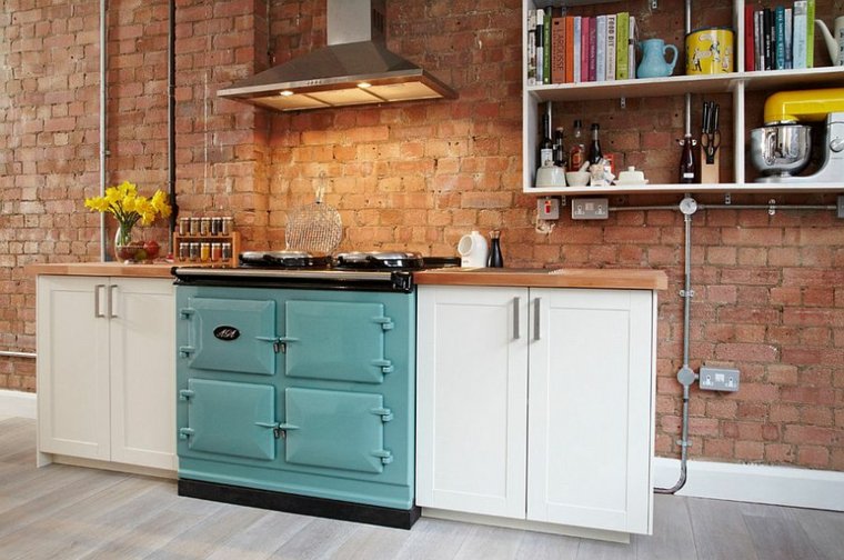 cucina moderna design in mattoni cappa aspirante mensole design in legno blu