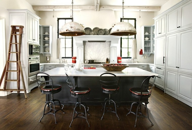 sgabello in pelle nera dal design moderno con luce a sospensione da cucina
