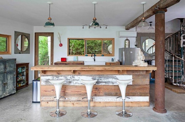 kuhinjski otok središnja drvena stolica viseća lampa vintage kuhinja