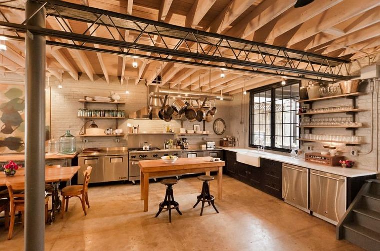 tavolo in legno da cucina moderna in stile industriale