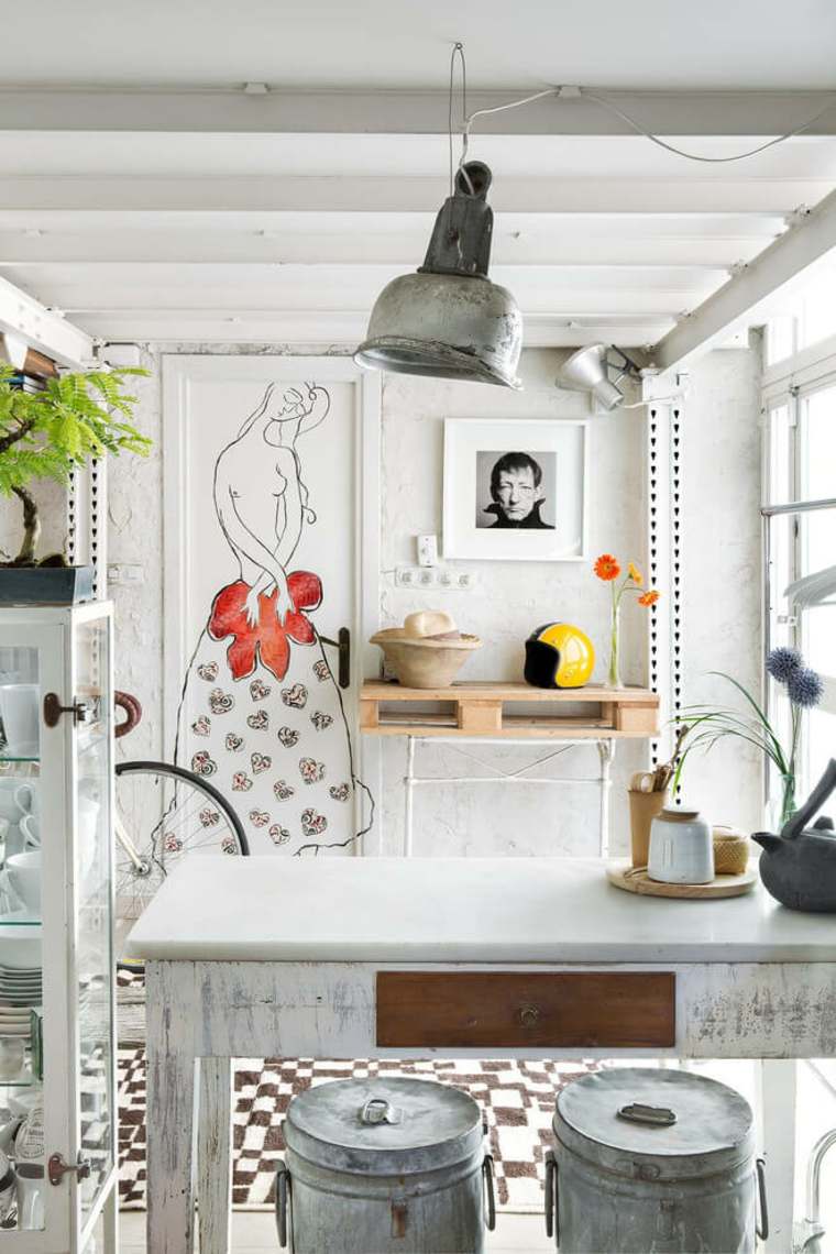 kaimiškas baltas virtuvės interjero šviestuvas, kabantis medinis stalas