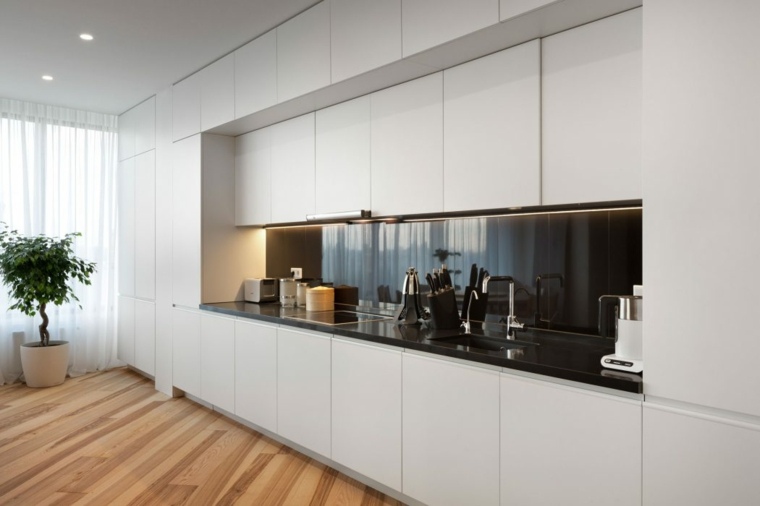 Šiuolaikinės virtuvės madingo dizaino balto medžio spintelės medinis parketas