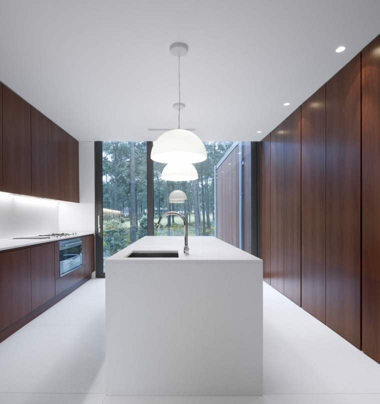 lampada a sospensione di design in legno bianco con isola da cucina moderna
