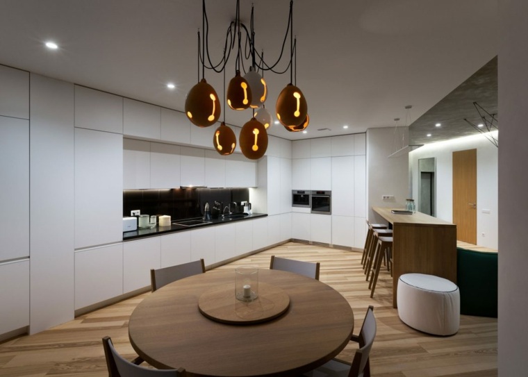 baltos virtuvės baro medžio dizaino pakabinami žibintai apvalus stalas