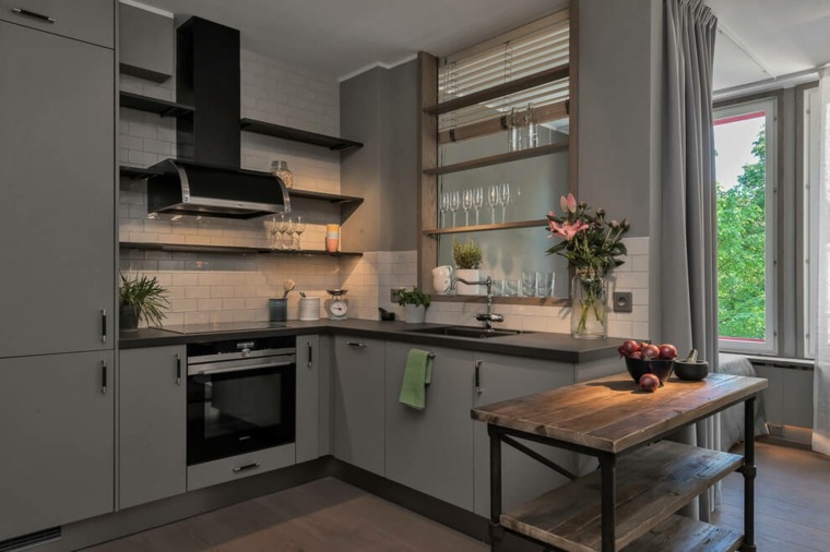 modernios virtuvės medžio dizaino baras suteikia erdvę baltų plytų siena