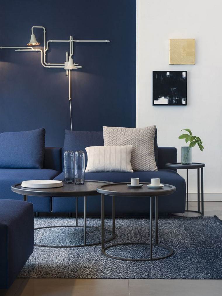 リビングルームのソファの装飾のアイデアトレンディな照明グレーのフロアマットコーヒーテーブルの壁の装飾