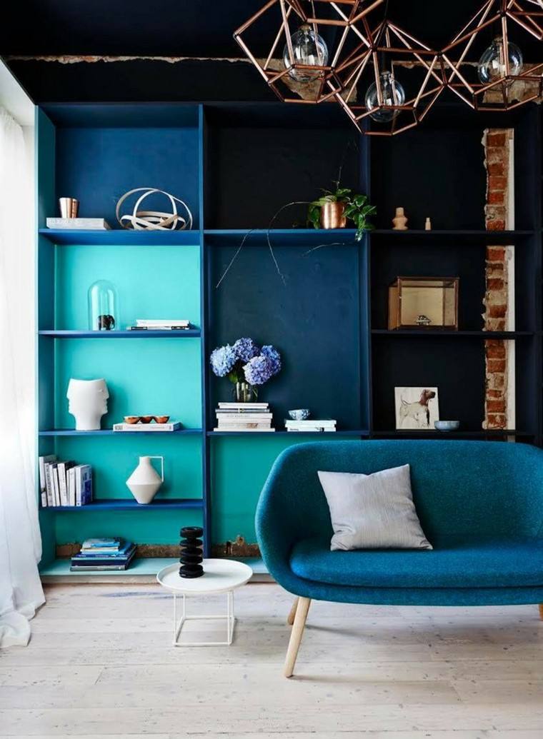 青いリビングルームの装飾のアイデア青いソファの照明青い木製の棚