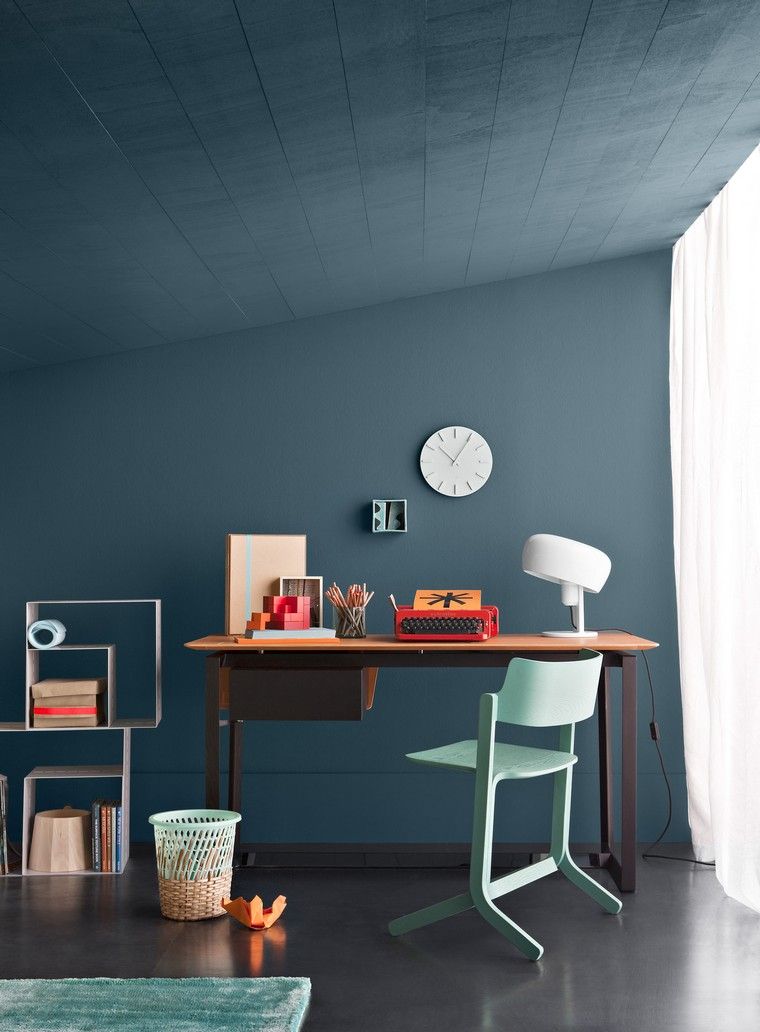 青いアイデアワークスペースデスク木製壁ペイント青い椅子青いカーペット