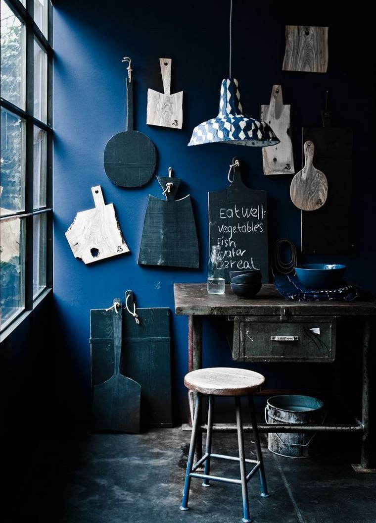 木製のテーブルスツールを飾る壁のペンキのための青いトレンディなキッチンのアイデア