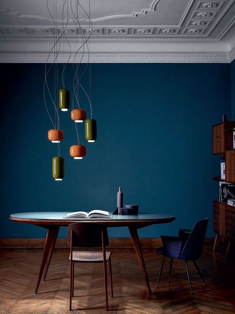 青いダイニングルームのアイデア青いランプ木製テーブルチェア木製フローリング