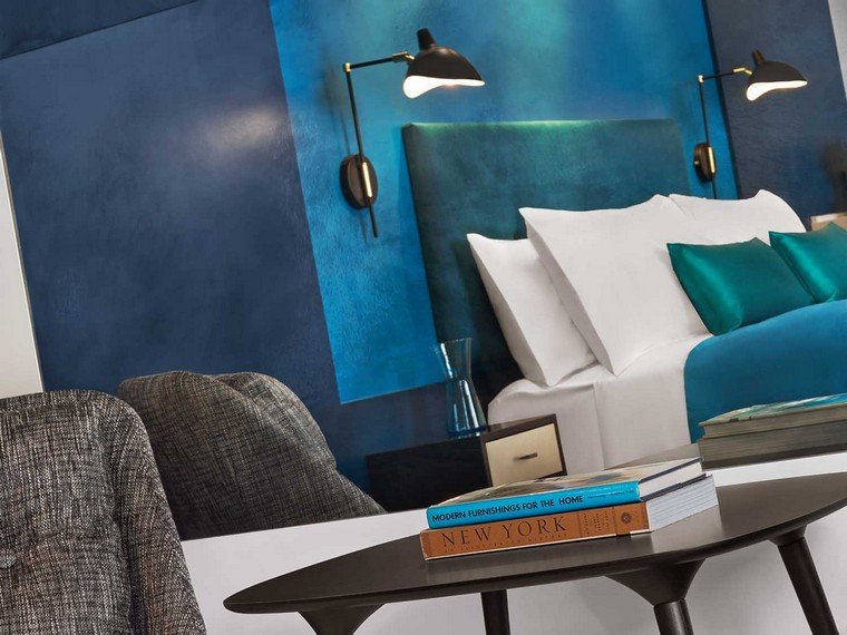 青いインテリアアイデア寝室のヘッドボードクッションランプ壁コーヒーテーブル