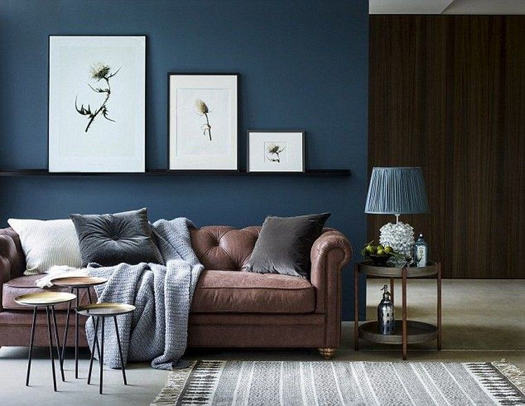 青い壁デコアイデアリビングルーム布張りソファクッションデコフロアランプ