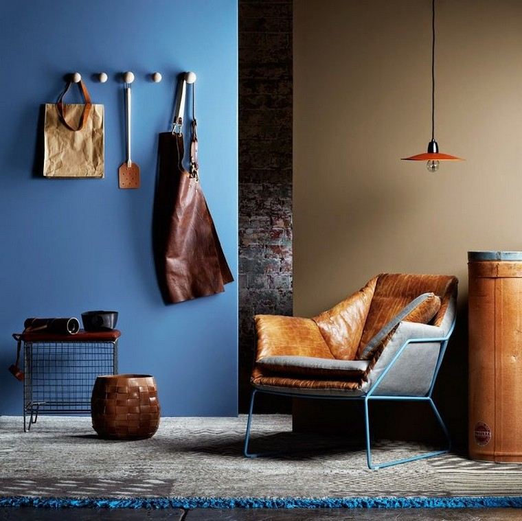 紺碧の青い工業用リビングルームの革張りのアームチェア照明カーペットの床のアイデア
