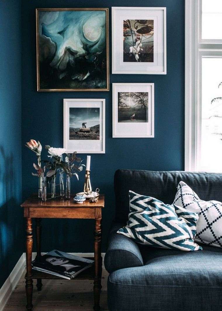 壁フレームの青い壁の装飾のアイデアリビングルームソファクッションベッドサイドテーブル木の花