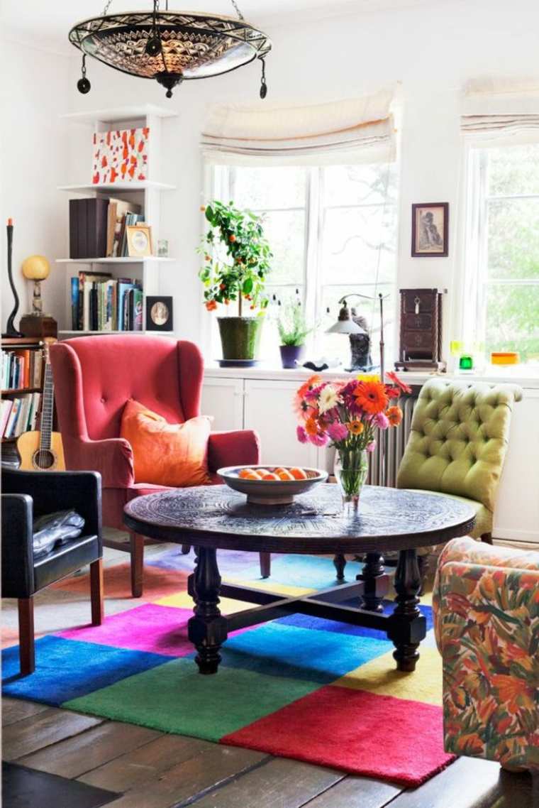 színes nappali fotel kanapé szőnyeg padló ötlet világítás