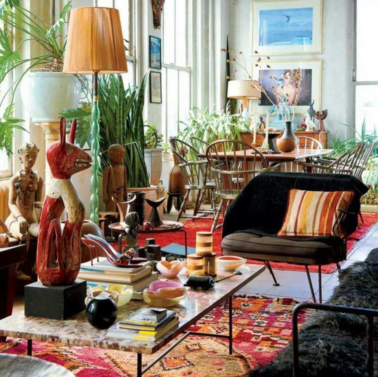 bohém dekoráció barna fotelpárnák dohányzóasztal azték szőnyeg