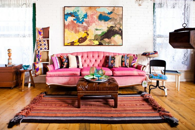 bohém elegáns dekor rózsaszín kanapé párnák asztal fal szőnyegpadló