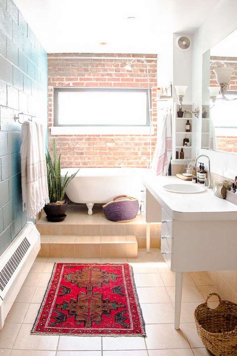 „Boho“ sienų dekoro plytų sienų idėja - modernus vonios kambarys