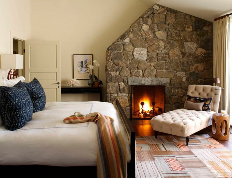 Idee per la decorazione del camino del cottage camera da letto con parete in pietra