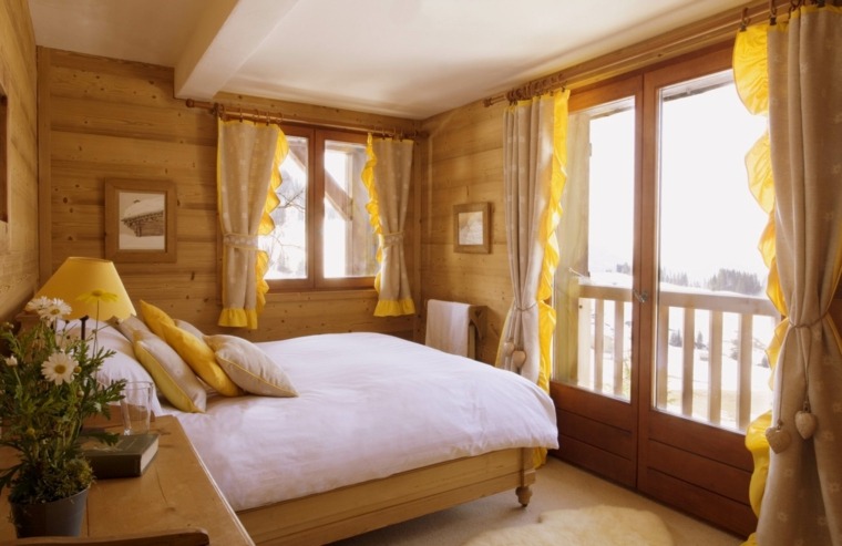 パステル調の色合いの寝室のシャレーの装飾
