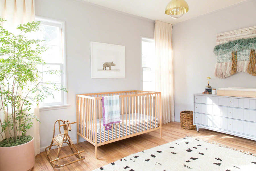 女の赤ちゃんの男の子の部屋の装飾木製のベッドカーペットの床