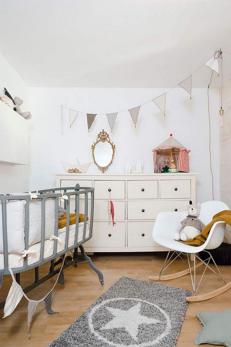 minimalista-ghirlanda-deco-stanza-baby-girl