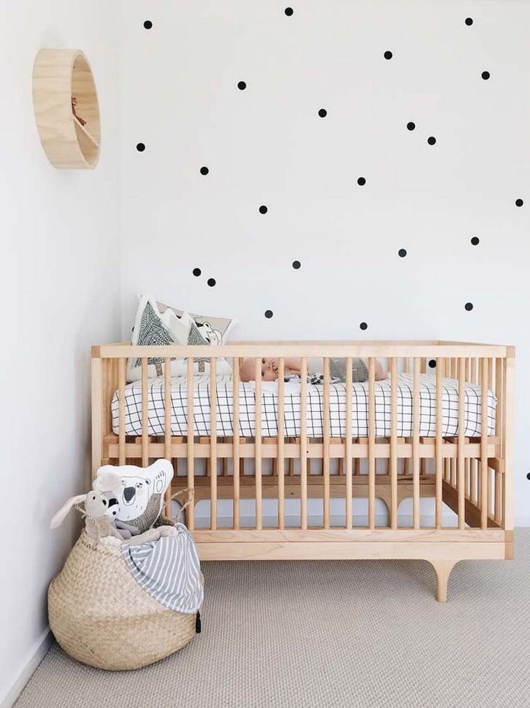 女の赤ちゃんの部屋の装飾黒と白のスカンジナビアの装飾赤ちゃんの木のベッド