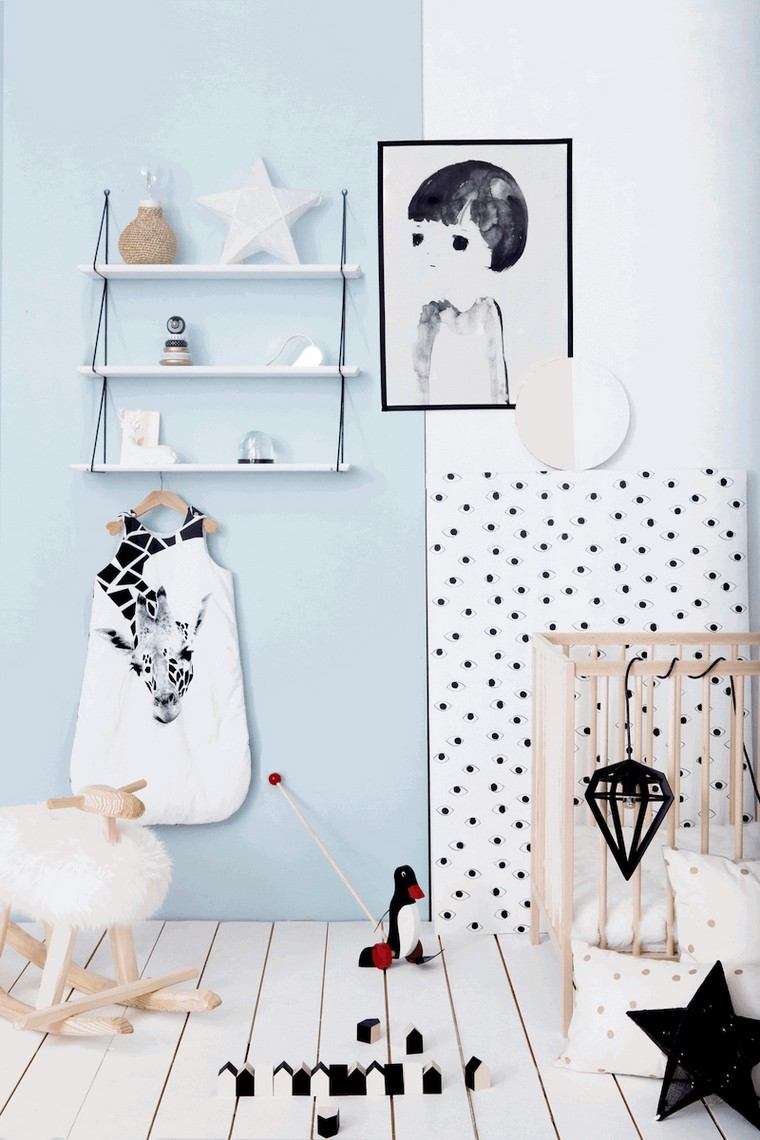 女の赤ちゃんの部屋の装飾黒と白のテーブル棚青い壁