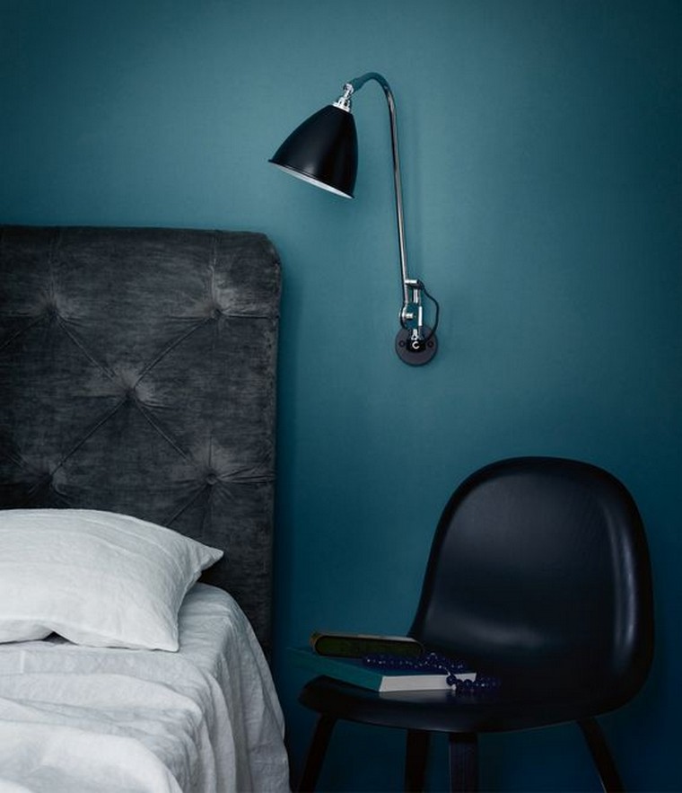 寝室の装飾のアイデア布張りのヘッドボード寝室の青いアームチェア