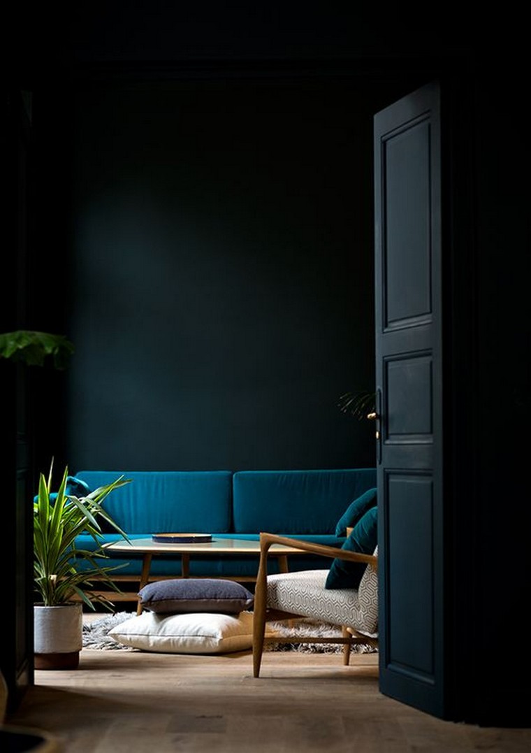 青いソファのリビングルームのアイデアコーヒーテーブル植物デコアームチェアチェアクッション