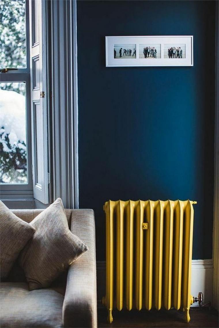 色を組み合わせる青い壁の装飾のアイデア黄色の青い壁の装飾のアイデアソファのリビングルーム