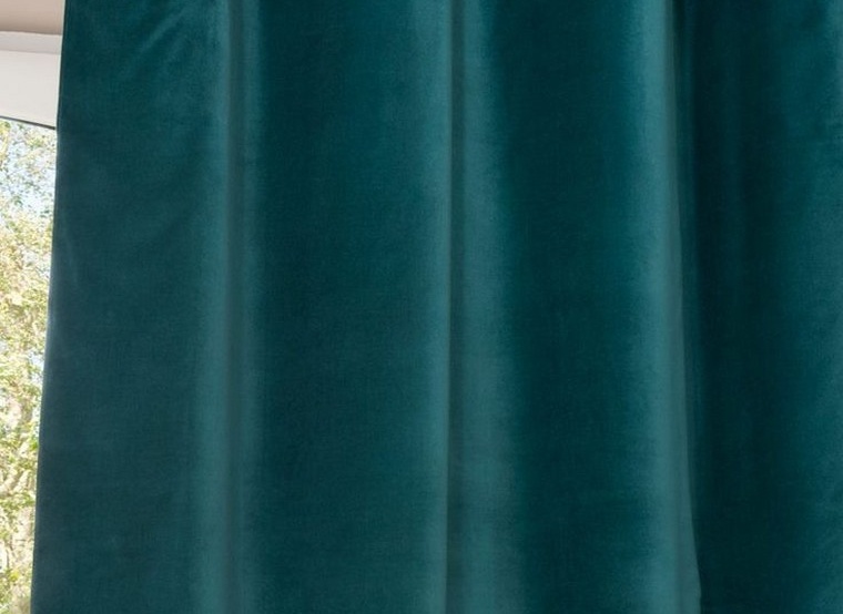 寝室のアールデコ調のモダンなインテリアのための青いカーテンのアイデア