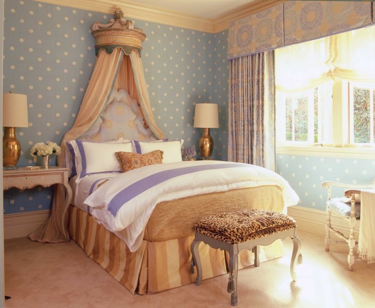 dekor spavaće sobe uz more u talijansko-francuskom stilu
