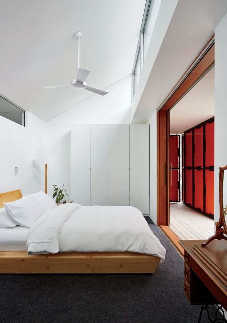 modernus miegamojo dekoras-maža erdvė
