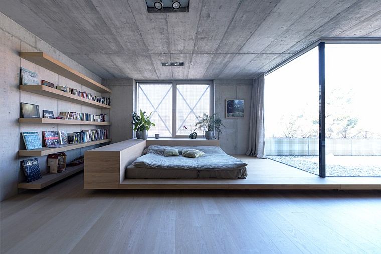 deko tėvų kambaryje lova-platforma-mediena-atviros lentynos