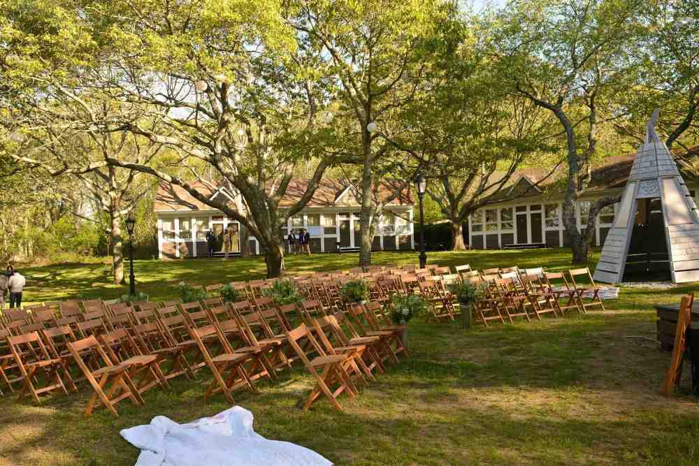 matrimonio natura deco fiori tenda Hannah Thomson e The Vogue