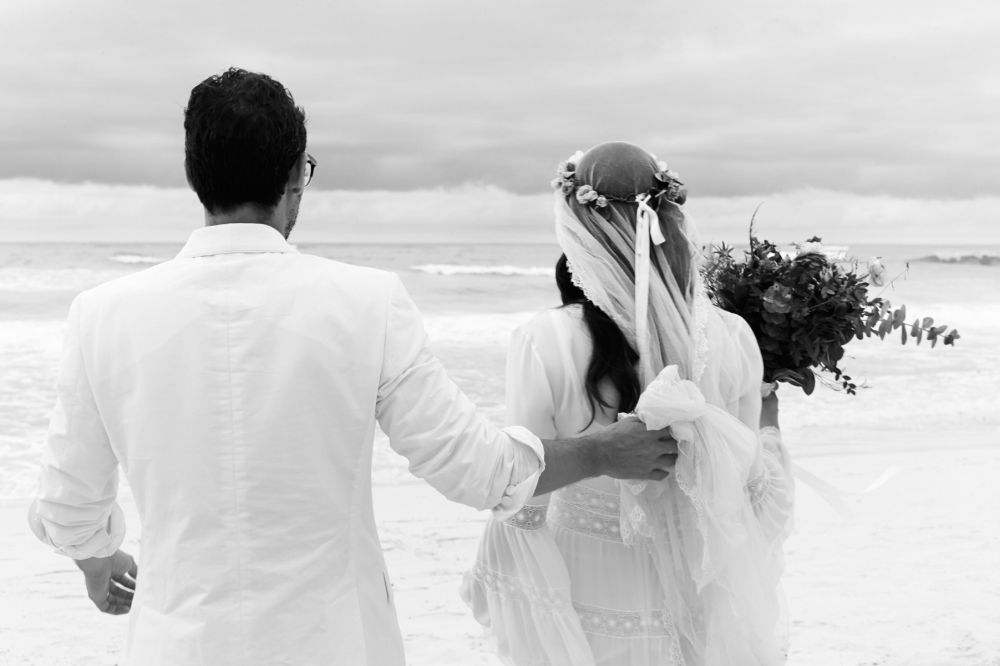 matrimonio in spiaggia uomo donna appena sposata Cass Bird
