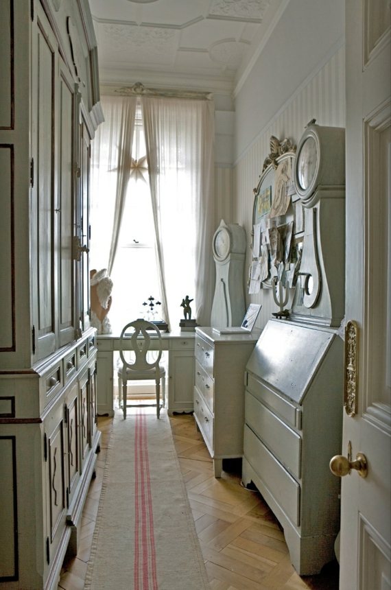 Deco keskeny folyosó fehér bútorok hosszú szőnyeg