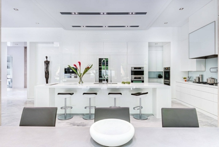 cucina moderna marmo bianco rivestimento isola sgabelli moderni