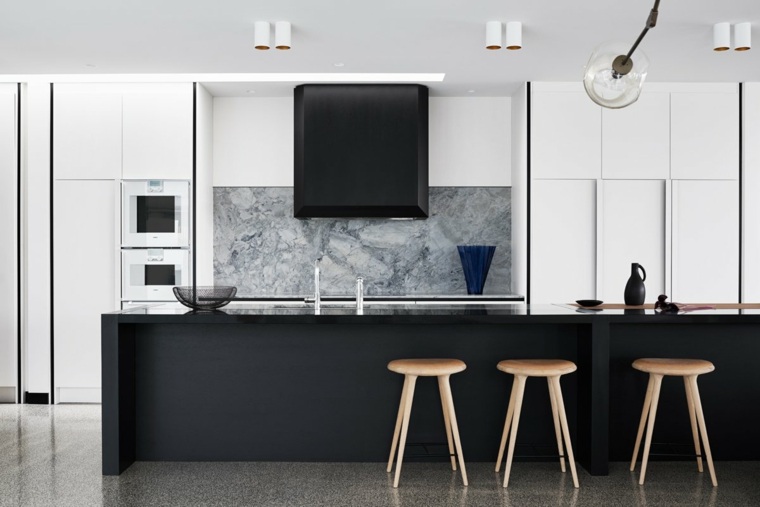 Pietra paraspruzzi design cucina marmo nero isola legno
