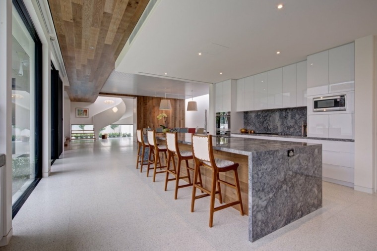 Cucina moderna in marmo bianco e legno con isola